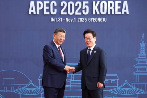 이재명 대통령이 31일 경주화백컨벤션센터(HICO)에서 열린 2025 아시아태평양경제협력체(APEC) 정상회의에 참석한 시진핑 중국 국가주석을 맞이하고 있다.    [연합뉴스]