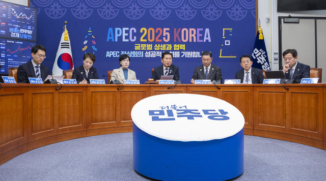 더불어민주당 정청래 대표가 31일 국회에서 열린 더불어민주당 최고위원회의에서 한미정상회담 성과와 APEC 성공적 개최 관련 발언하고 있다. 연합뉴스