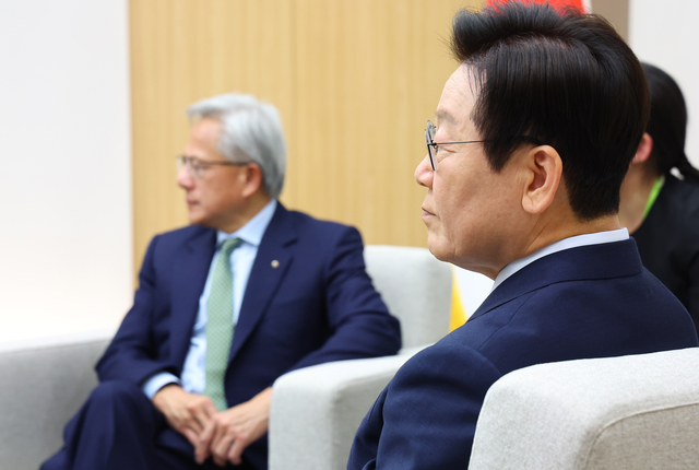 이재명 대통령과 젠슨 황 엔비디아 최고경영자가 31일 APEC 정상회의장인 경주화백컨벤션센터에서 면담에 참석한 국내 기업 대표들의 발언을 듣고 있다. 연합뉴스