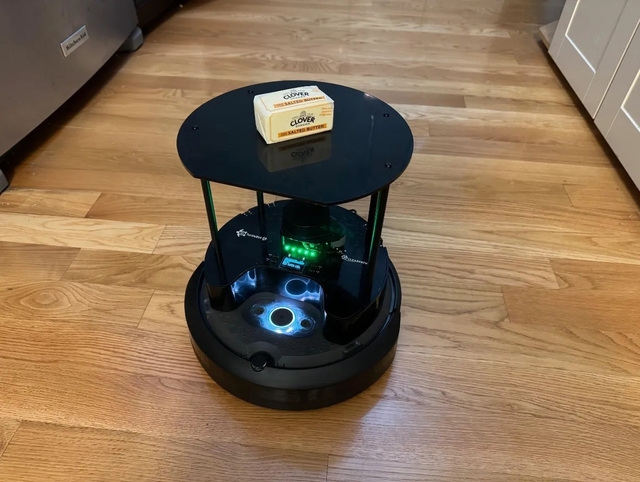 안돈 연구소가 대형언어모델(LLM)에 조종을 맡긴 로봇이 버터를 전달하는 실험을 하고 있다. 연합뉴스
