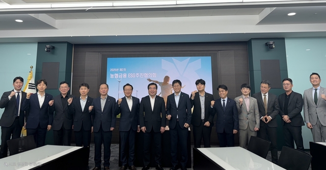 조정래(왼쪽에서 일곱 번째) 농협금융 부사장과 참석자들이 지난달 31일 서울 중구 소재 본사에서 열린 2025년 제2차 ‘농협금융 ESG추진협의회’에 참석해 기념촬영을 하고 있다. [농협금융 제공]
