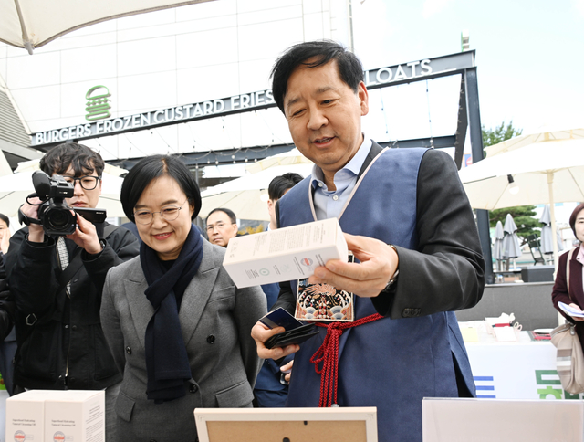 구윤철 부총리 겸 기획재정부 장관이 한성숙 중소벤처기업부 장관과 함께 2일 서울 중구에서 진행된 ‘코리아 그랜드 페스티벌-모두의 동행’ 행사장을 방문, 소상공인 제품 판매부스를 둘러보고 있다. [기획재정부]