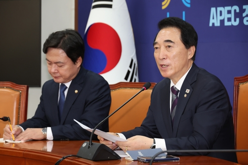 더불어민주당 박수현 수석대변인이 2일 서울 여의도 국회에서 기자간담회를 하고 있다. [연합뉴스]