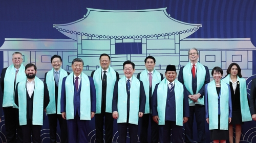 이재명 대통령이 1일 경주화백컨벤션센터(HICO)에서 열린 2025 아시아태평양경제협력체(APEC)에 참석한 각국 정상들과 기념촬영을 하고 있다. [연합뉴스]