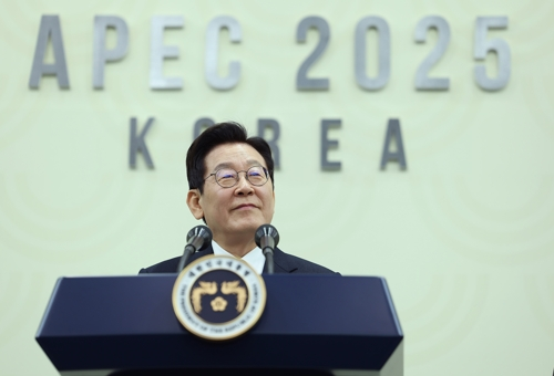 이재명 대통령이 1일 경주화백컨벤션센터(HICO)에서 2025 아시아태평양경제협력체(APEC) 정상회의 기자회견을 하고 있다.  [연합뉴스]
