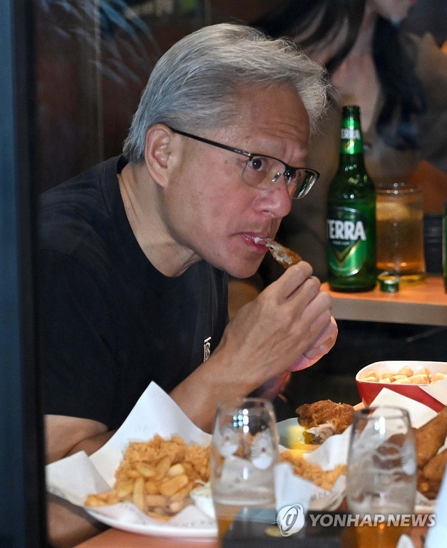 젠슨 황 엔비디아 최고경영자가 지난달 30일 서울 삼성동 깐부치킨에서 진행된 이재용 삼성전자 회장, 정의선 현대차그룹 회장과 치맥 회동을 하고 있다. [연합뉴스 제공]
