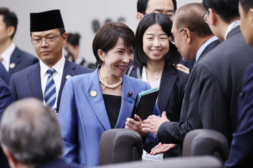 다카이치 사나에 일본 총리가 1일 경주화백컨벤션센터(HICO)에서 열린 2025 아시아태평양경제협력체(APEC) 정상회의 제2세션에서 안와르 이브라힘 말레이시아 총리와 대화하고 있다.   [연합뉴스]