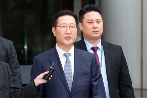 윤석열 전 대통령의 12·3 비상계엄 선포를 방조·가담한 혐의를 받는 박성재 전 법무부 장관이 14일 구속 전 피의자 심문(영장실질심사)을 마치고 서울 서초구 서울중앙지방법원을 나서고 있다.  [연합뉴스]