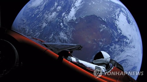 우주로 날아간 테슬라 로드스터 [스페이스X 제공. EPA=연합뉴스 자료사진]