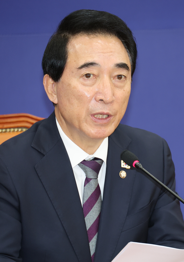 박수현 더불어민주당 수석대변인이 2일 서울 여의도 국회에서 기자간담회를 하고 있다. [연합뉴스]