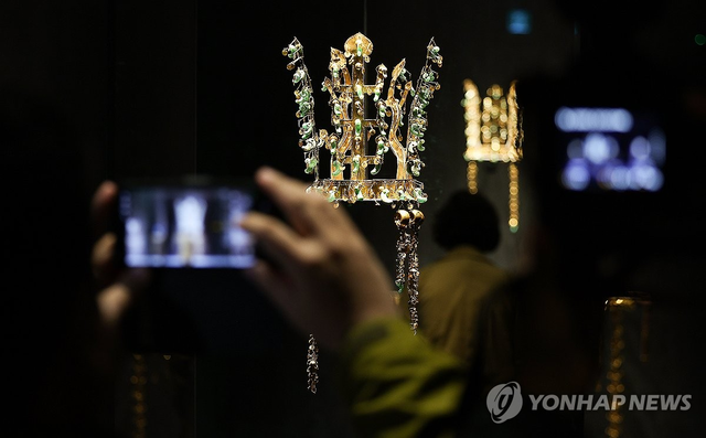 27일 국립경주박물관에서 열린 아시아태평양경제협력체(APEC) 정상회의·박물관 개관 80주년 기념 특별전 ‘신라 금관, 권력과 위신’ 언론 공개회에서 신라 금관이 공개되고 있다.  연합뉴스