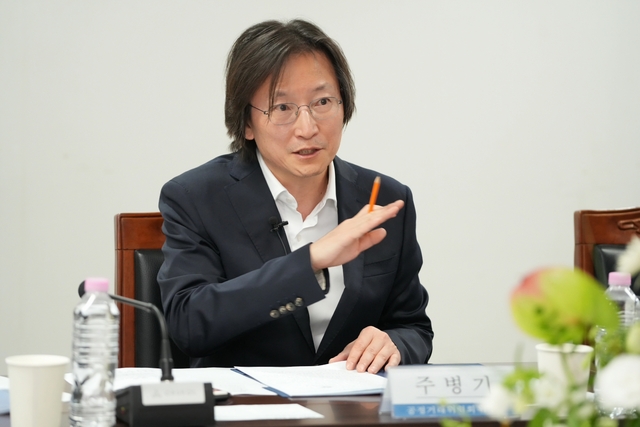 주병기 공정거래위원장이 3일 한국공정거래조정원을 방문해 기관의 업무 추진 현황을 점검하고 있다. [공정거래위원회]