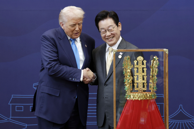 이재명 대통령이 지난 10월 29일 경북 경주박물관에서 도널드 트럼프 미국 대통령에게 ‘천마총 금관 모형’을 선물한 뒤 악수하고 있다.<대통령실통신사진기자단·연합뉴스>