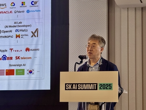 박경 SK하이닉스 비즈니스 인사이트 담당이 4일 서울 삼성동 코엑스에서 열린 ‘SK AI 서밋’에서 AI 서비스 인프라 트렌드에 대해 발표하고 있다. 연합뉴스