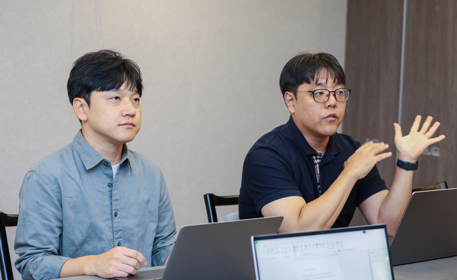 김기현(오른쪽) LG유플러스 CTO AX기술그룹 연구위원과 박성익 LG유플러스 CTO AX기술그룹 AI테크랩 기술팀장이 디지털타임스와 인터뷰하고 있다. LG유플러스 제공