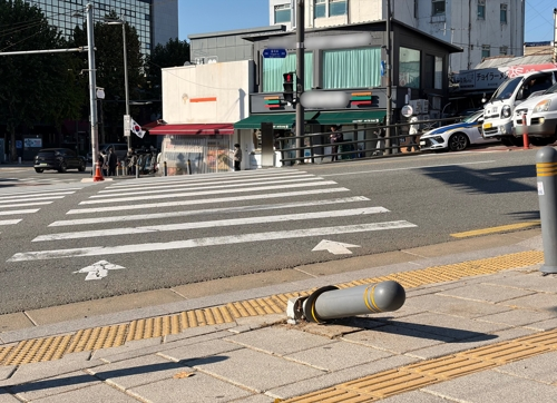 음주운전 차량이 인도로 돌진해 일본인 모녀 중 어머니가 숨진 가운데 3일 서울 종로구 동대문역 사거리의 차도와 인도 사이에 세워진 볼라드가 충격으로 휘어져 있다.   [연합뉴스]