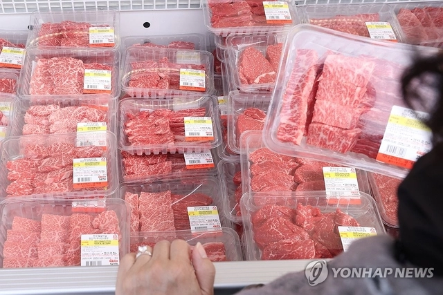 ‘한우의 날’을 하루 앞둔 지난 31일 서울 서초구 하나로마트 양재점에 마련된 한우 직거래 장터에서 시민이 장을 보고 있다. [연합뉴스]