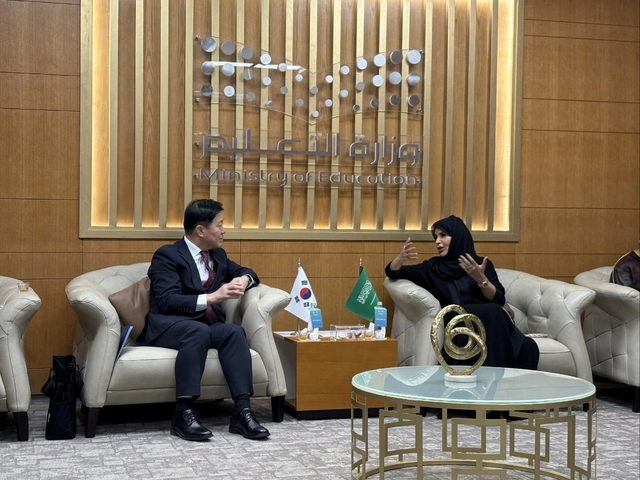 이형훈 복지부 제2차관은 이나스 알에이사 사우디 교육부 차관과 면담에서 사우디 의료인의 한국 연수 확대 등 인적 역량 강화를 위한 양국 간 협력방안을 논의했다. [복지부 제공]