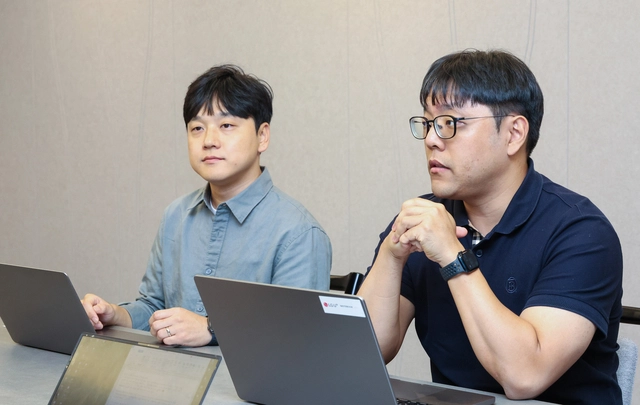 김기현(오른쪽) LG유플러스 CTO AX기술그룹 연구위원과 박성익 LG유플러스 CTO AX기술그룹 AI테크랩 기술팀장이 디지털타임스와 인터뷰 하고 있다. LG유플러스 제공