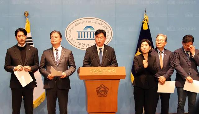 국회 국토교통위원회 소속 더불어민주당 의원들이 지난 11월 3일 국회 소통관에서 국민의힘 당대표인 장동혁 의원(충남 보령서천·재선)과 배우자의 충남 당진고속도로 종점 인근 땅 투기 및 이해충돌 의혹을 제기하는 기자회견을 하고 있다. 가운데는 정준호 민주당 의원.<정준호 국회의원 페이스북 사진>