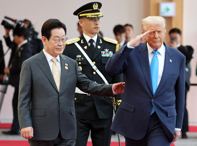 이재명 대통령과 도널드 트럼프 미국 대통령이 29일 경북 경주박물관에서 열린 공식 환영식에서 의장대를 사열하고 있다. 연합뉴스