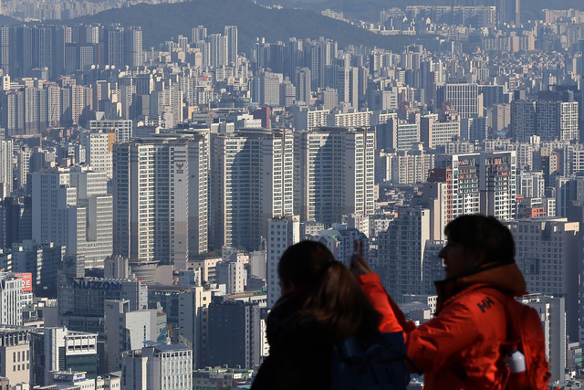 남산에서 바라본 서울 아파트 단지. [연합뉴스 제공]
