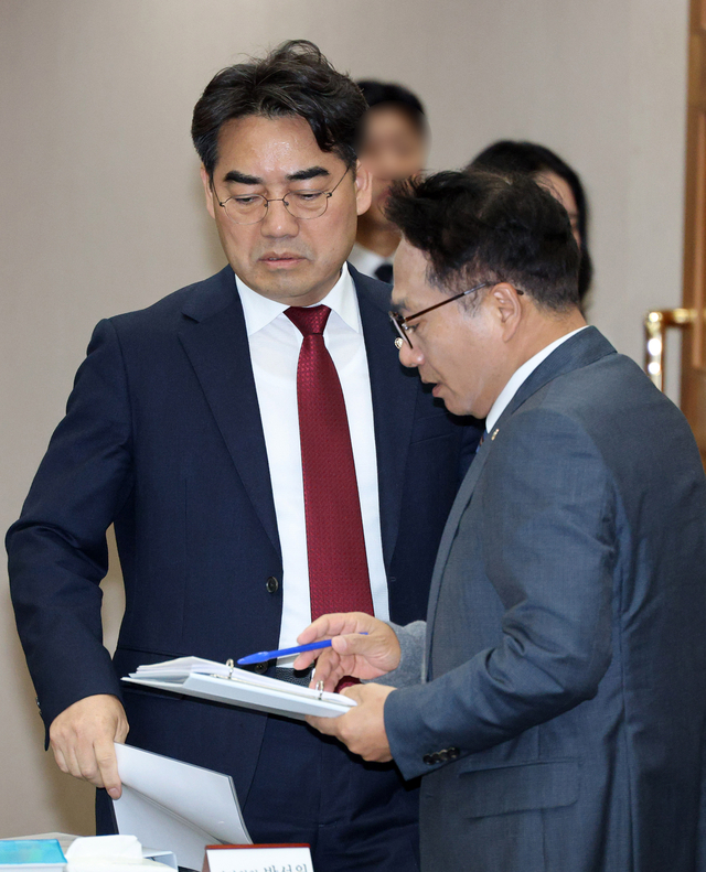 4일 서울 서초구 국가정보원에서 열린 2025년도 국정감사에서 국회 정보위원회 여야 간사를 맡고 있는 국민의힘 이성권 의원, 더불어민주당 박선원 의원이 대화를 나누고 있다. 연합뉴스