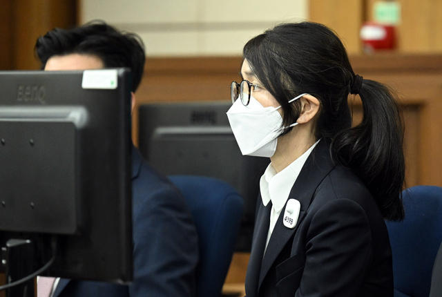 도이치모터스 주가조작 혐의와 통일교 금품수수 의혹 등으로 구속기소된 김건희 여사의 첫 재판이 9월 24일 오후에 열렸다. 김 여사가 법정에 입정해 재판을 기다리고 있다. [사진공동취재단]