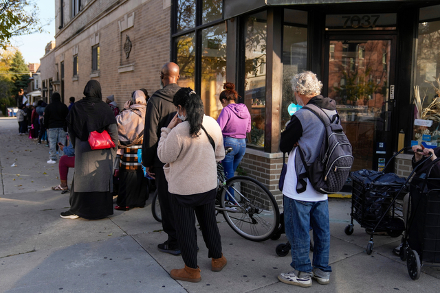 미국 시카고의 한 푸드뱅크 앞에서 시민들이 줄을 서 있습니다. 셧다운이 장기화되면서 소득이 끊긴 공무원들이 ‘푸드뱅크’로 몰리고 있습니다. AP 연합뉴스