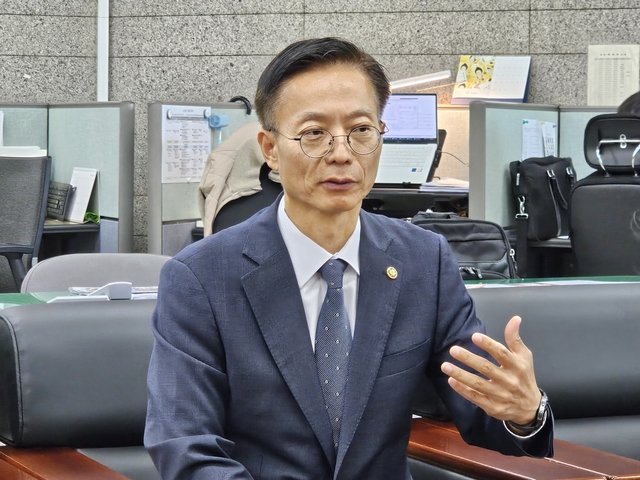 김용선 초대 지식재산처장이 5일 정부대전청사에서 기자들의 질문에 답하고 있다. 이준기기자 bongchu@