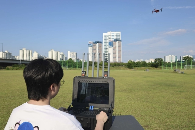 지능형무력화 장비를 통해 드론의 제어권을 탈취하는 시연.  원자력연 제공.