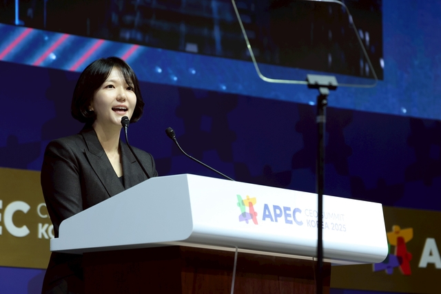 최수연 네이버 대표가 10월 29일 경북 경주 예술의전당에서 열린 APEC CEO 서밋의 두 번째 주제 세션에서 기조발표하고 있다. 네이버 제공