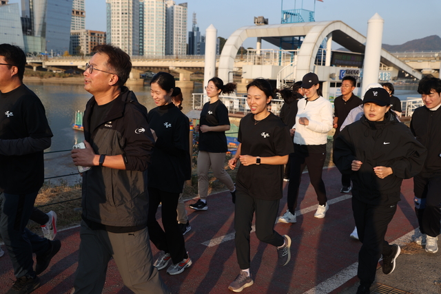 조달런에 참여한 조달청 직원이 달리고 있다. 조달청 제공.