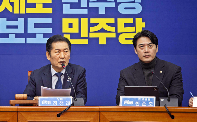 정청래 더불어민주당 당대표가 5일 국회에서 당 제21대 대선 백서 발간시연회 겸 최고위원회의를 열어 모두발언을 하고 있다. 오른쪽은 한준호 최고위원.<더불어민주당 제공 사진 갈무리>