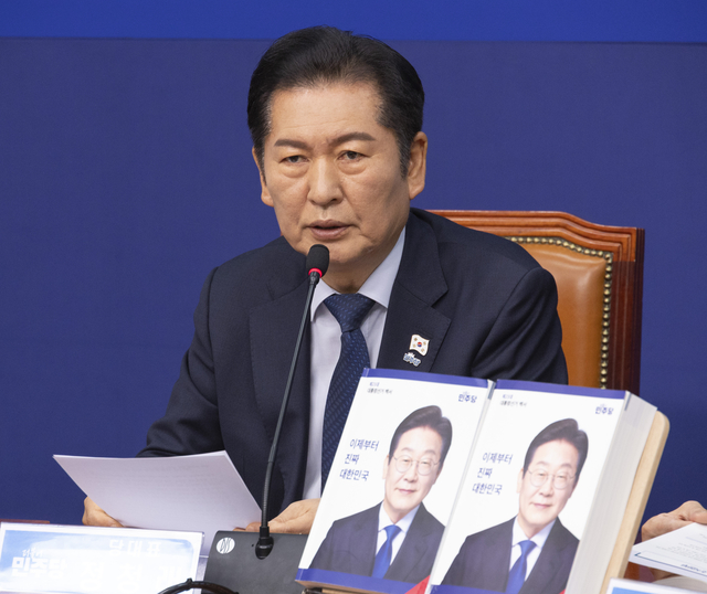 정청래 더불어민주당 대표가 제21대 대통령선거 백서 발간 시연회에서 지난 대선의 의미와 백서 발간의 의의를 말하고 있다. [연합뉴스]