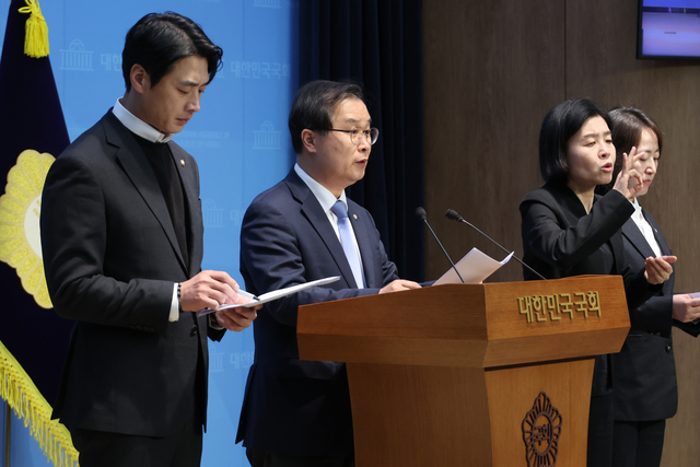 3일 서울 여의도 국회 소통관에서 더불어민주당 정치검찰 조작기소대응특위 소속 의원들이 정진상 전 더불어민주당 당 대표실 정무조정실장에 대한 검찰 수사와 관련해 기자회견을 하고 있다. 왼쪽부터 위원장이 한준호 의원, 이건태 의원, 이주희 의원. 연합뉴스