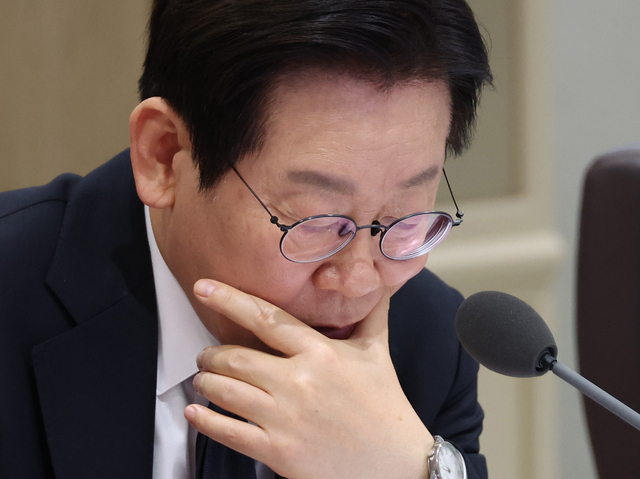 이재명 대통령이 4일 용산 대통령실에서 열린 국무회의에서 자료를 살펴보며 부처별 업무보고를 받고 있다.  연합뉴스