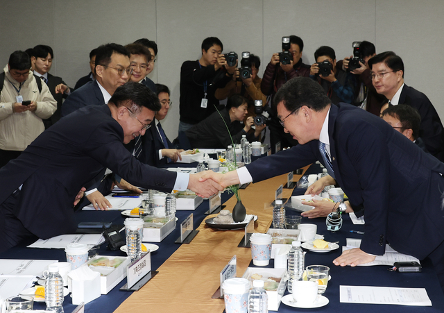 윤호중 행안부장관과 신정훈 국회 행정안전위원장이 5일 서울 여의도 국회에서 당정협의를 하며 악수하고 있다. [연합뉴스]