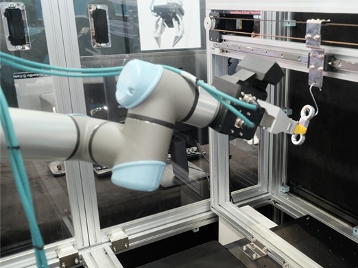 카본식스 ‘시그마키트’의 행잉(Hanging) 공정 시연 모습