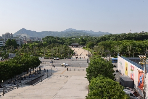세운상가에서 본 종묘 공원과 종묘. [연합뉴스 자료사진]