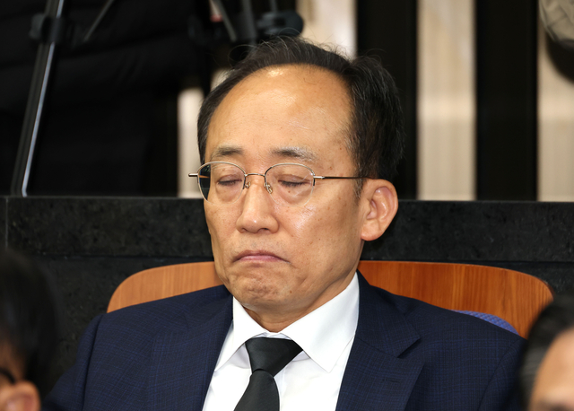 추경호 국민의힘 의원이 4일 서울 여의도 국회에서 열린 의원총회에 참석해 장동혁 대표의 발언을 듣고 있다. [연합뉴스]