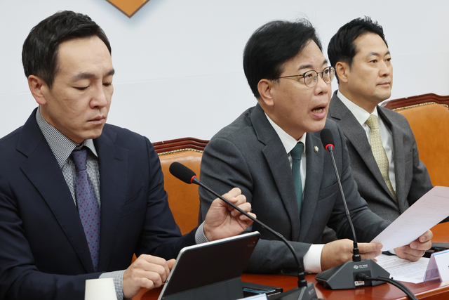 송언석(가운데) 국민의힘 원내대표가 6일 국회 본청에서 열린 당 최고위원회의에서 발언하고 있다.<연합뉴스 사진>
