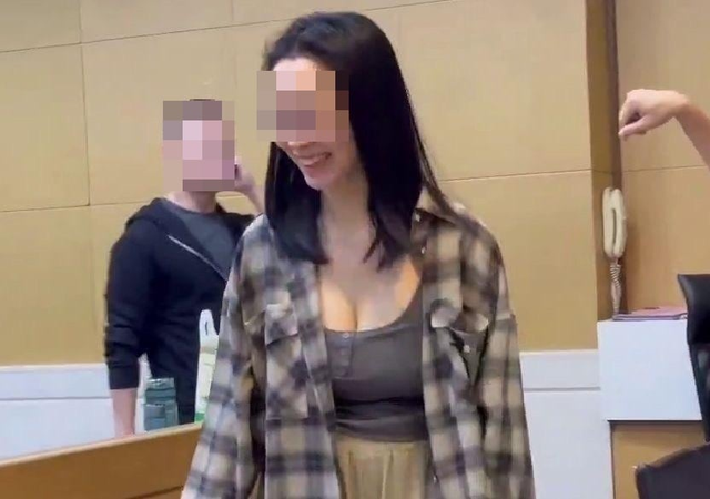 리톈 프린스그룹 최고재무책임자(CFO)의 비서인 류춘위가 풀려나며 웃음짓고 있다. 대만 뉴스채널 중톈 캡처