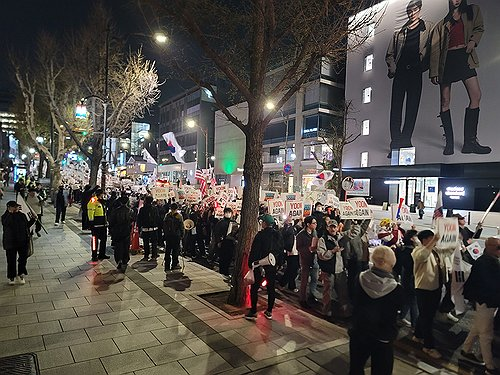 윤석열 전 대통령의 파면 닷새째인 지난 4월 8일 일부 지지자들이 용산구 한남동 대통령 관저 앞에 모여 윤 전 대통령의 ‘대선 재출마’를 촉구하고 있다. [연합뉴스]
