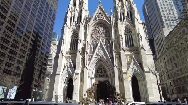초고층빌딩에 둘러싸인 뉴욕 맨해튼의 성패트릭대성당. 중세의 고딕양식이 현대적 건축물과 조화를 이루고 있다. 유튜브 영상 캡처