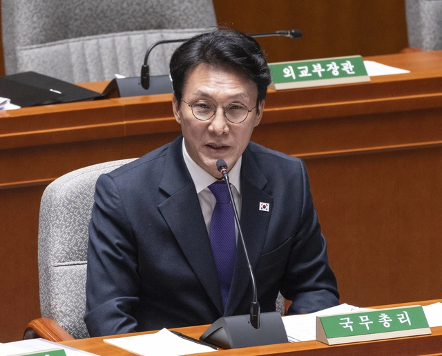 김민석 국무총리가 11월 6일 국회 예결위 회의장에서 열린 예산결산특별위원회 전체회의에 참석해 의원 질의에 답하고 있다. 이날 국회 예결위는 정부가 제출안 2026년도 예산 심의를 본격 개시했다.<연합뉴스 사진>