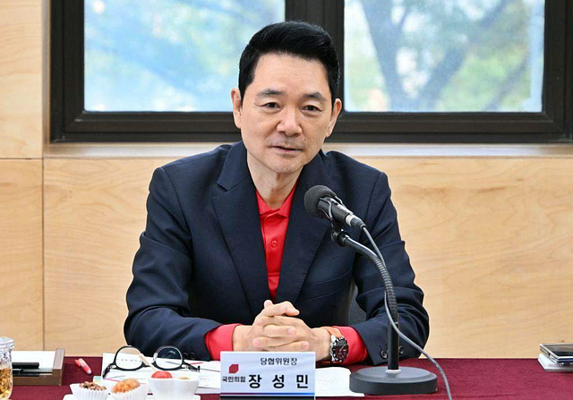 윤석열 정부 대통령실 미래전략기획관을 지낸 장성민 국민의힘 경기 안산갑 당협위원장이 10월 26일 지역민들과의 안산시 정책간담회에 참여하고 있다.<장성민 전 국회의원 페이스북 사진 갈무리>