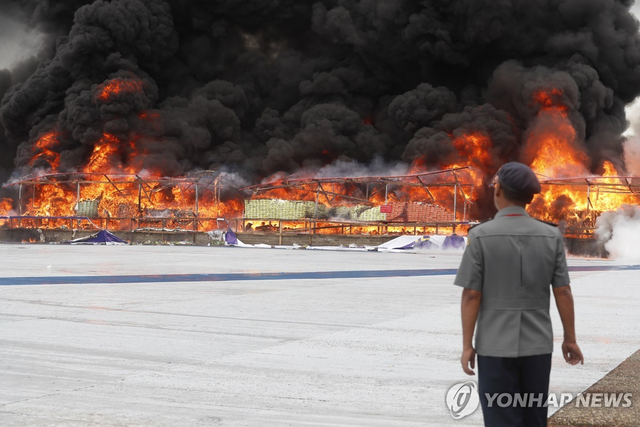 지난 6월 26일(현지시간) 미얀마 양곤에서 경찰이 압수된 마약을 소각하는 모습. 연합뉴스