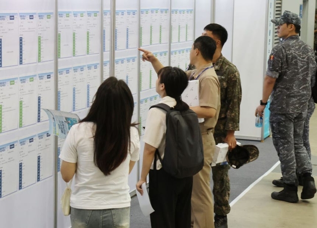 취업박람회에서 일자리를 찾고 있는 구직자들. [연합뉴스]