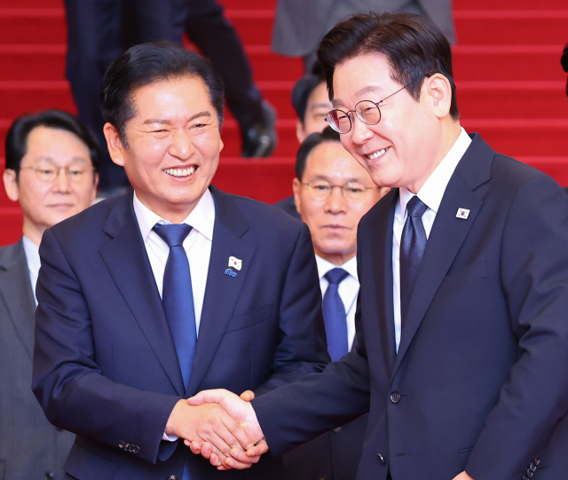 이재명 대통령(오른쪽)이 지난 4일 2026년도 정부 예산안 시정연설을 마친 뒤 국회를 나서며 정청래 더불어민주당 대표와 인사하고 있다. [연합뉴스]